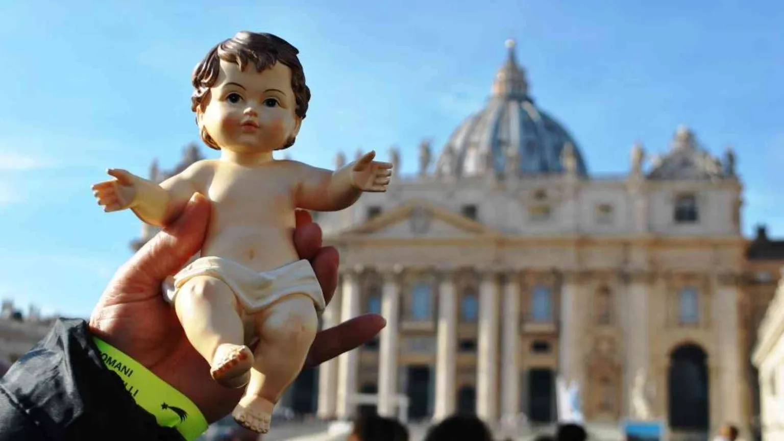 Il Papa benedice i Bambinelli del presepe