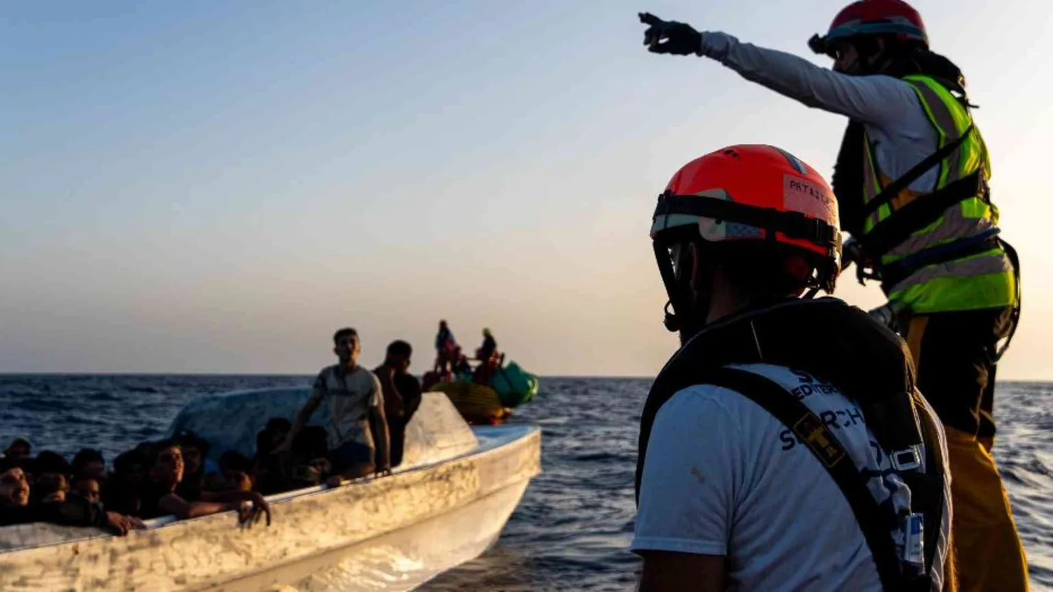 Guardia Costiera e Ong: cronaca di un abbraccio (oscurato) in alto mare