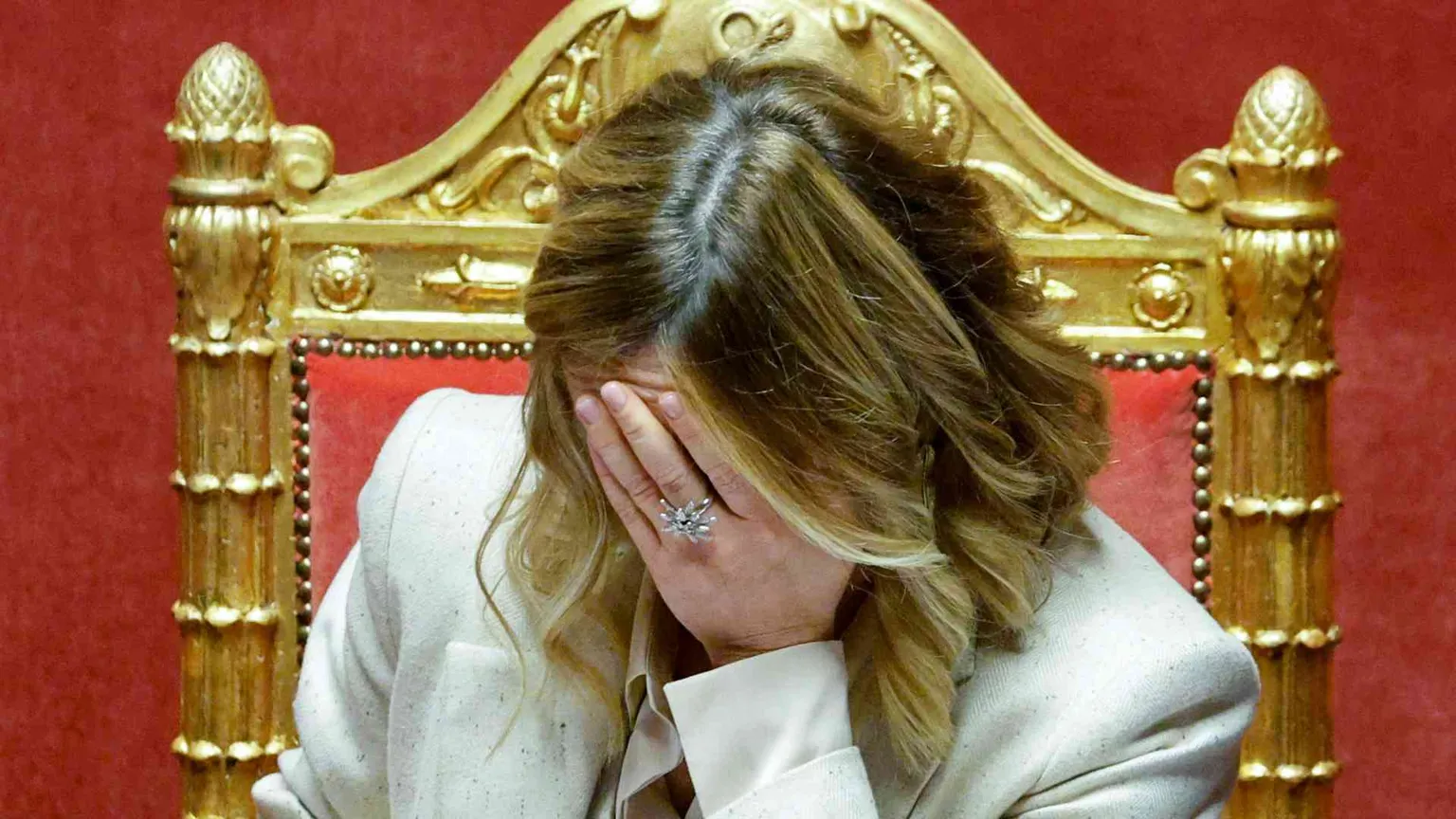 Meloni all'attacco: «Modello Albania contro i trafficanti di esseri umani»