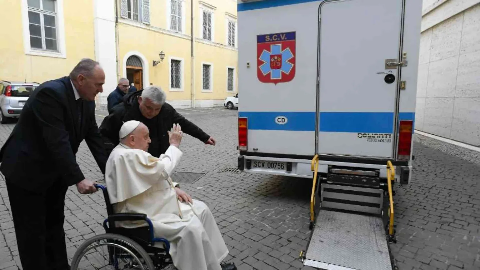 Il Papa dona all'Ucraina un camper-ospedale portato dal cardinale Krajewski