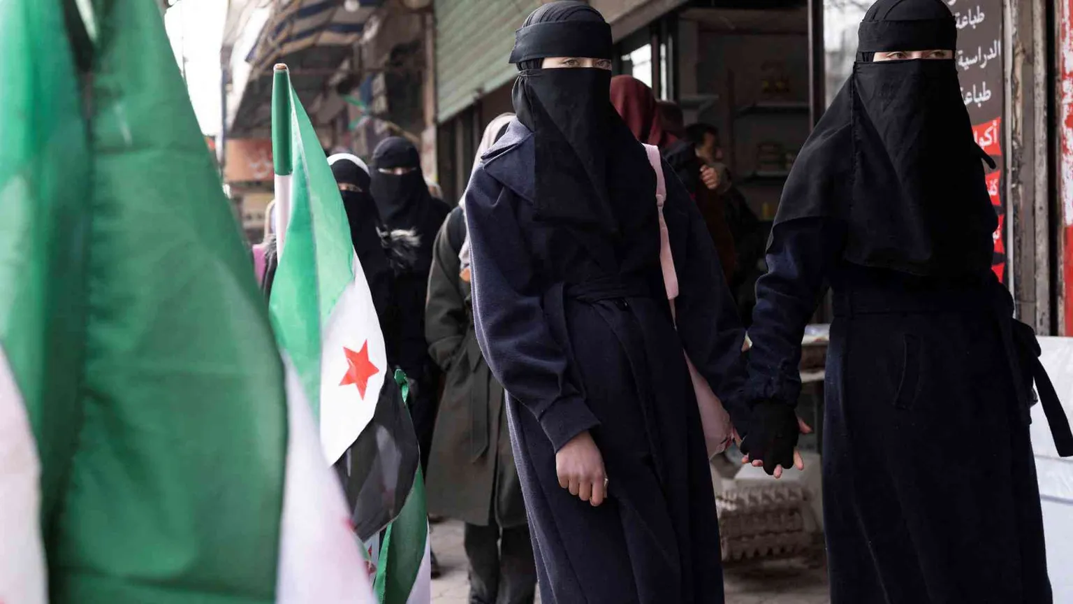 Bandiere turche, velo e sharia. «Però a Idlib ci sono servizi e sicurezza»