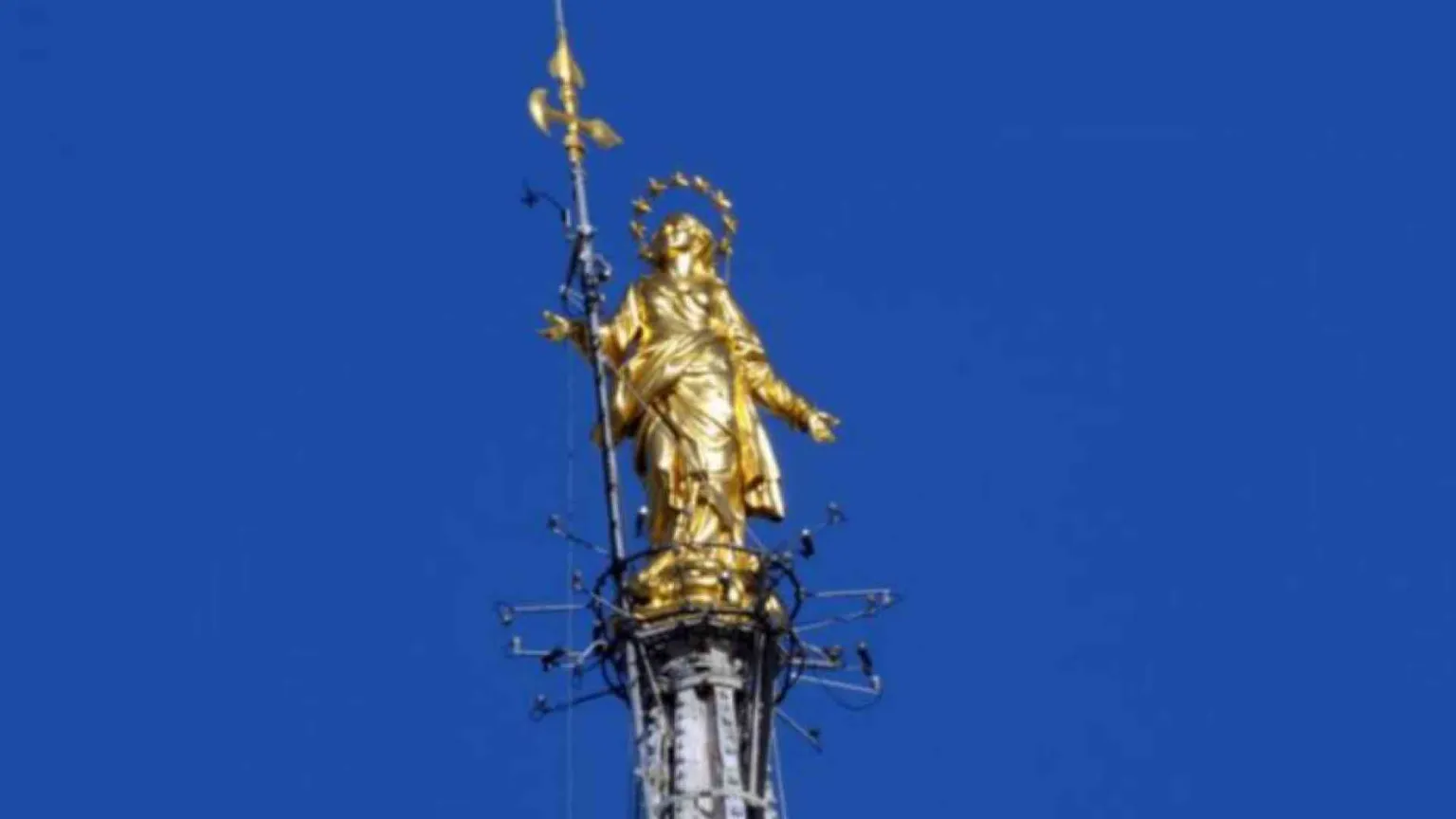 Tutta d'oro (ma è falso), non subito amata: i 250 anni della Madonnina