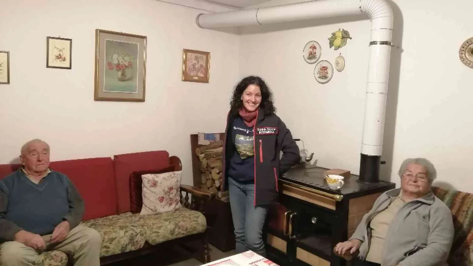 Nel paesino di montagna è arrivata l'infermiera per gli anziani soli