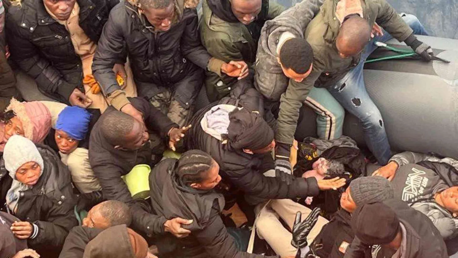 La foto commovente del neonato nato sul gommone il giorno dell'Epifania