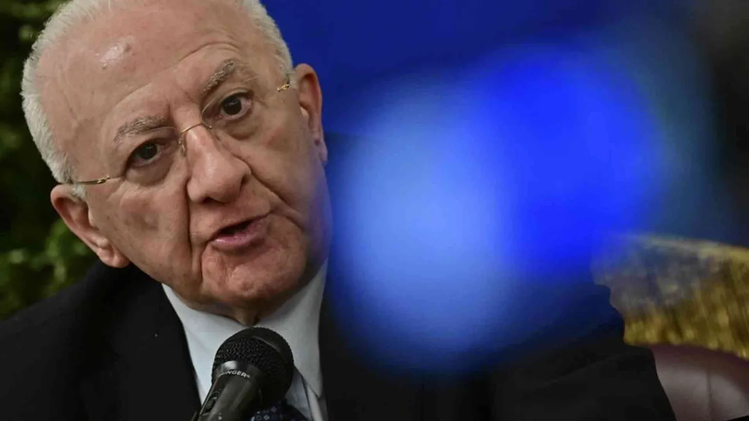 De Luca: «Da governo legge ad personam»