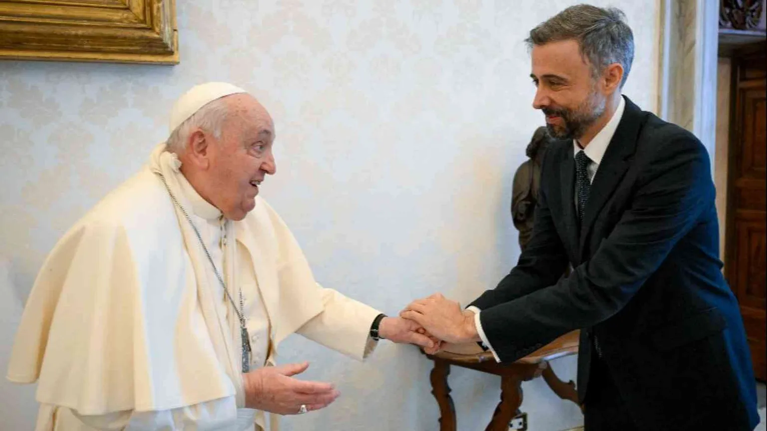 Piccolo infortunio per il Papa: caduta e contusione al braccio