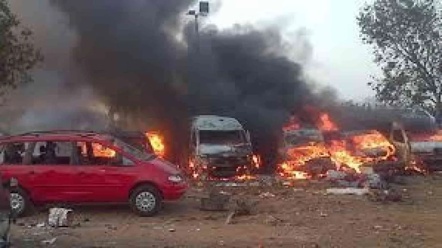 Esplode autocisterna dopo lo schianto: 70 arsi vivi, raccoglievano la benzina