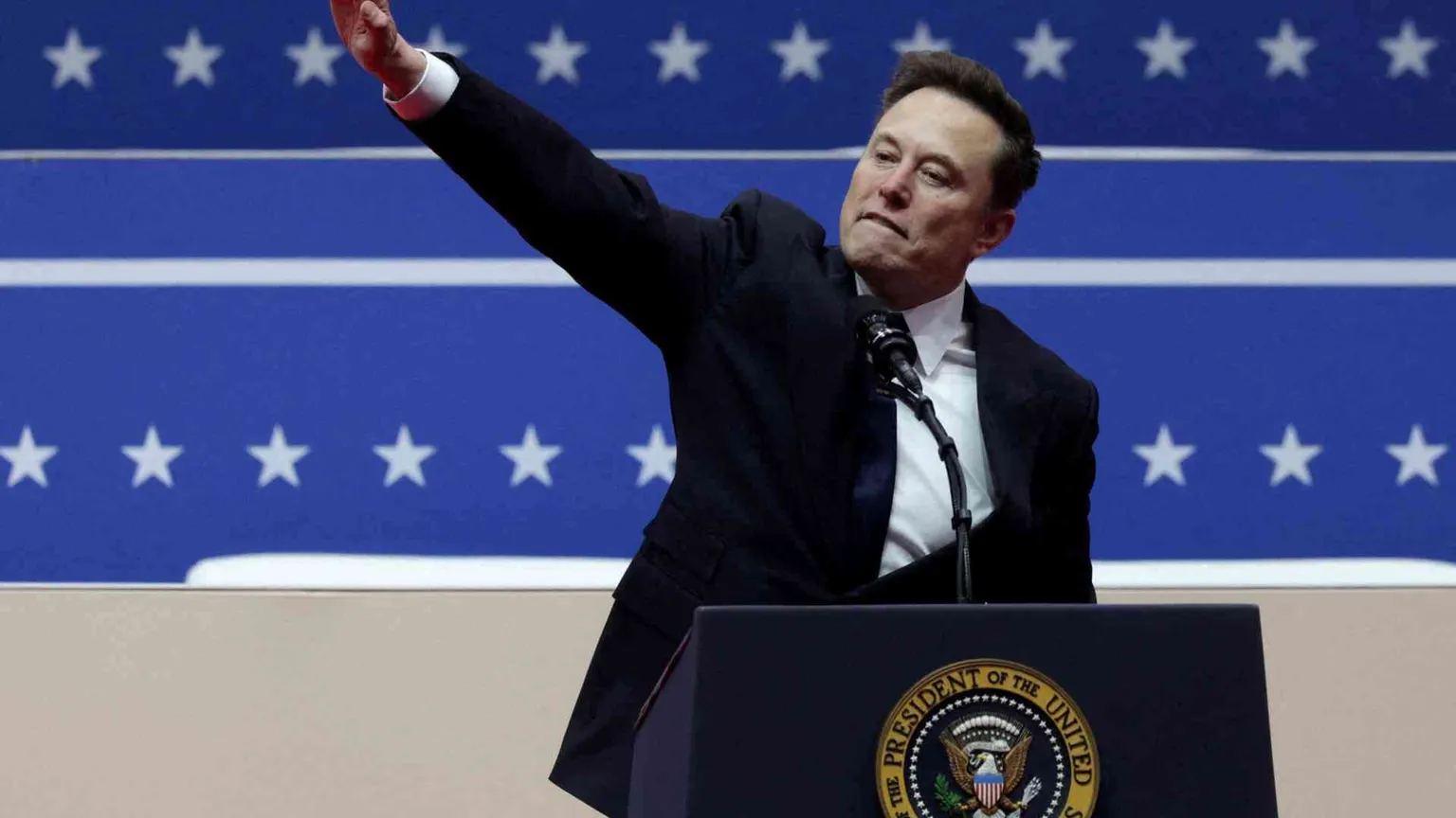 Musk contrattacca sul caso del braccio teso: «Trucchi sporchi»