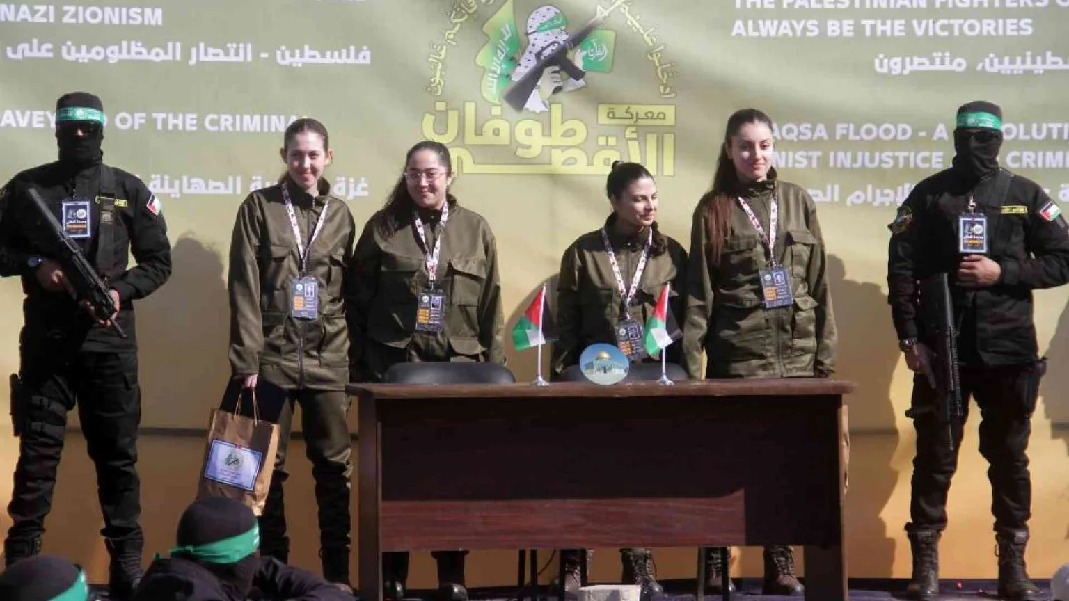 Le soldate liberate ed esposte come trofei: l'ultima beffa di Hamas
