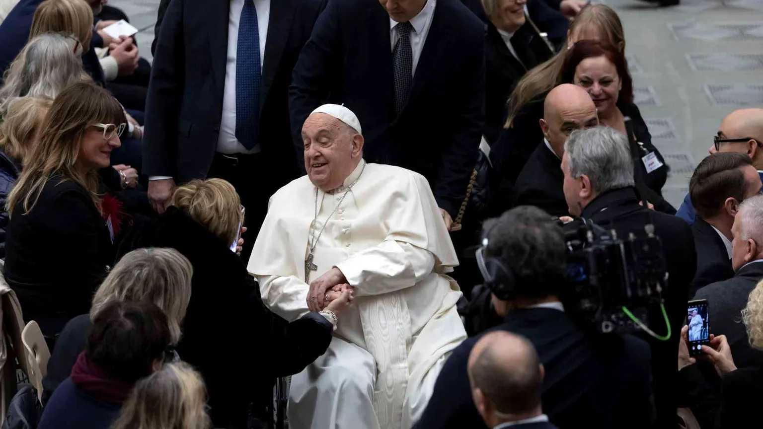Il Papa ai comunicatori: «Parlate con il cuore, diffondete speranza»