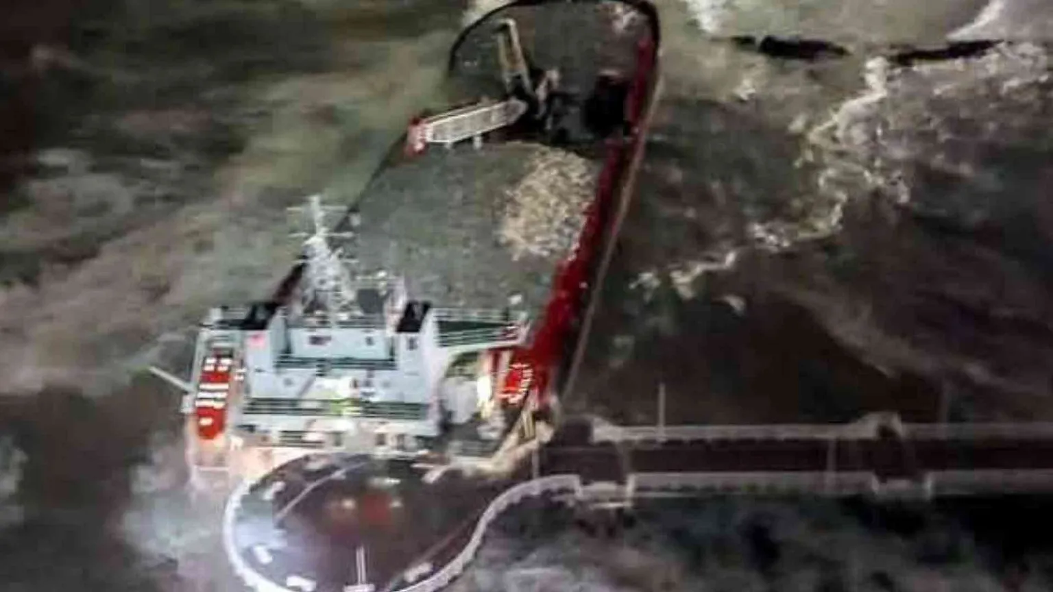 Una nave cargo s'è schiantata contro un pontile a Marina di Massa