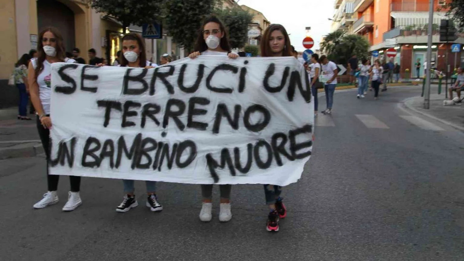 I primi morti di tumore, i dati negati: la Terra dei fuochi dall'inizio