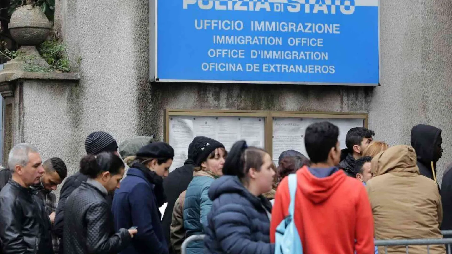 La prof in coda con la sua studentessa per rinnovare il permesso di soggiorno
