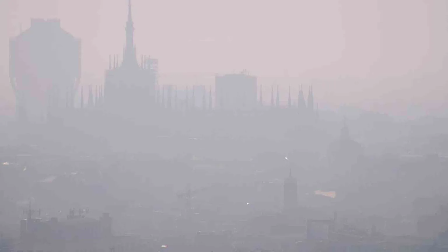 Lo smog in Italia resta un'emergenza: ma come se ne esce? Le città peggiori