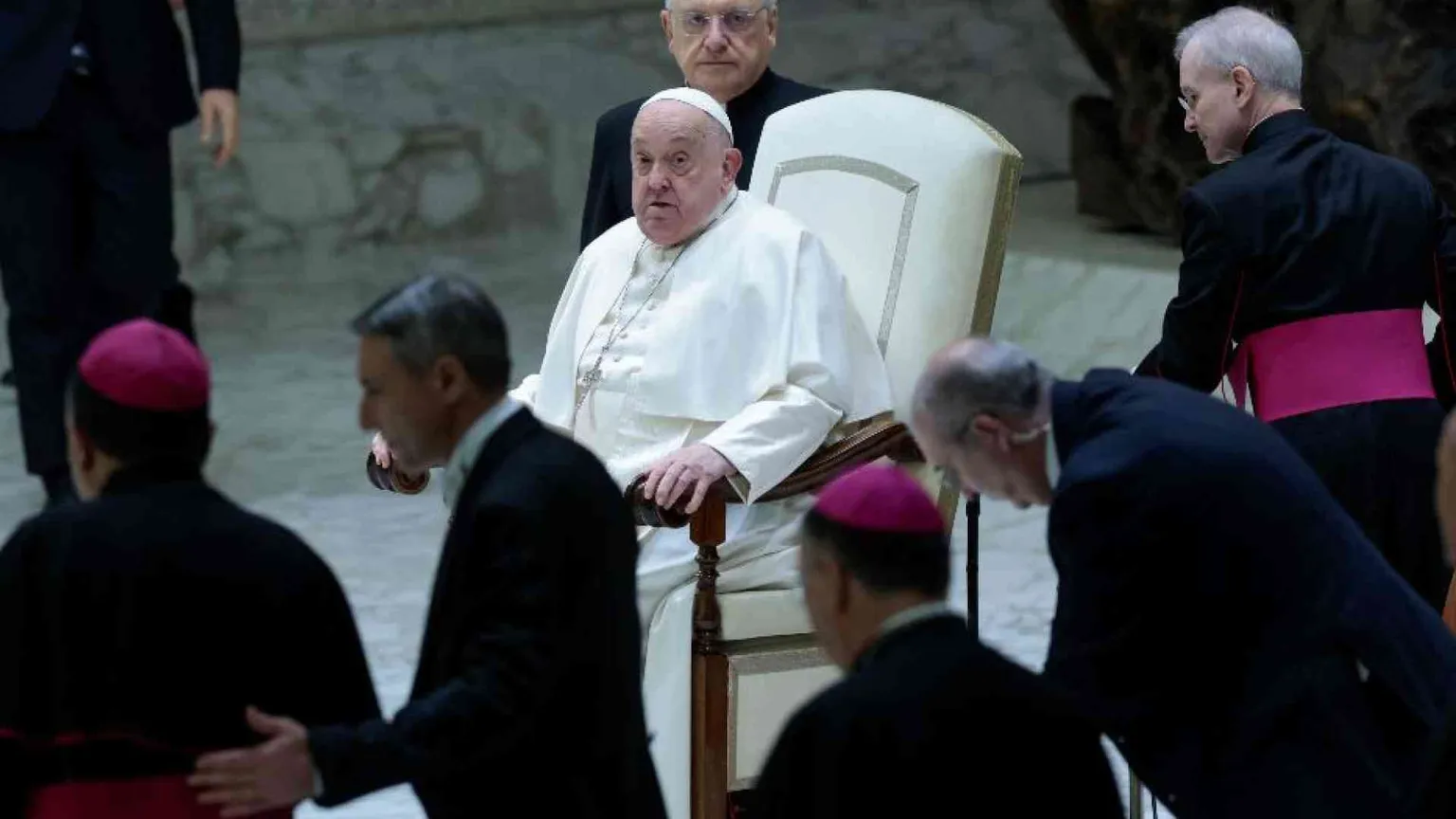 Il Papa raffreddato, non legge il testo della catechesi