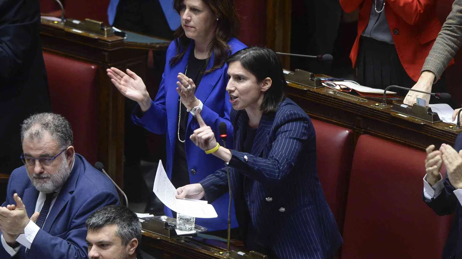 Schlein e Conte all'attacco: «Difendono un torturatore»