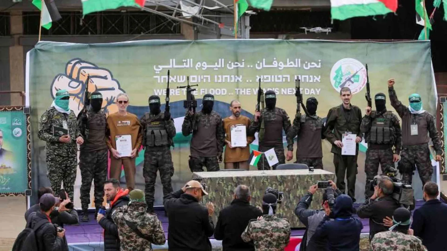 Hamas esibisce gli ostaggi. Netanyahu: «Reagiremo»