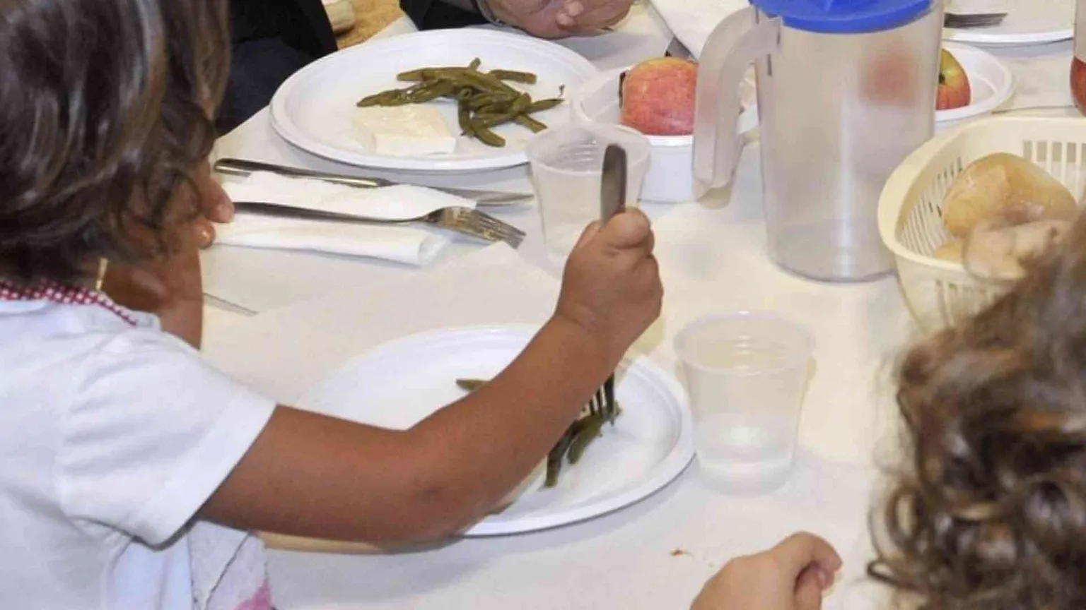 Pane e olio ai figli di chi non paga la mensa, il Comune ci ripensa