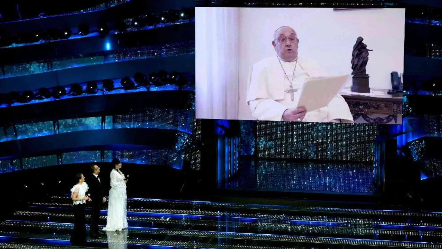 Il Festival al via con l'appello per la pace. Il videomessaggio del Papa