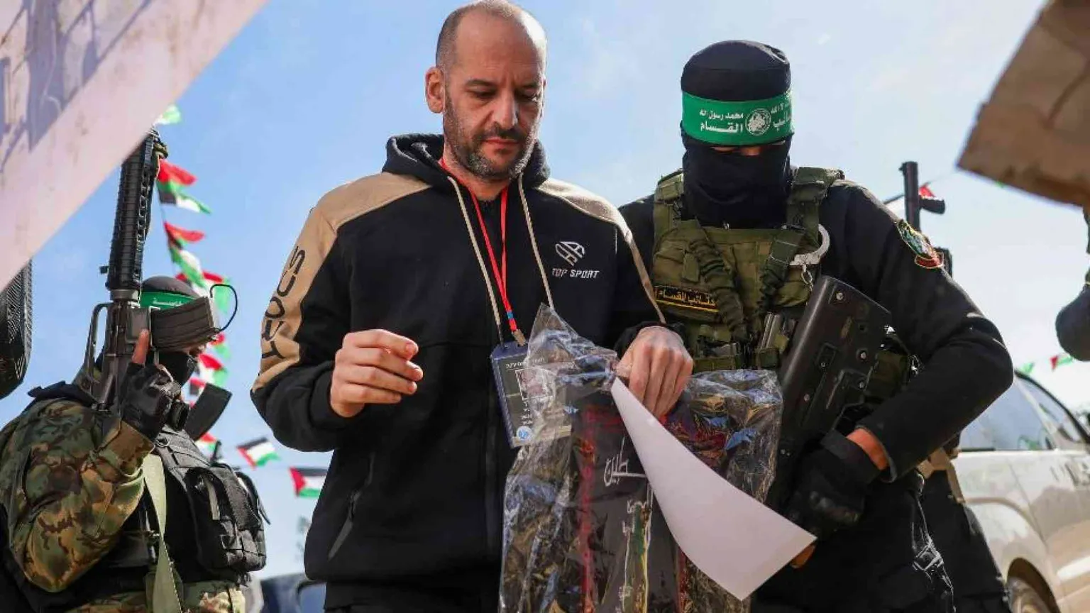 Il solito palco, i video, i messaggi d'odio: così Hamas ha liberato i 3 ostaggi