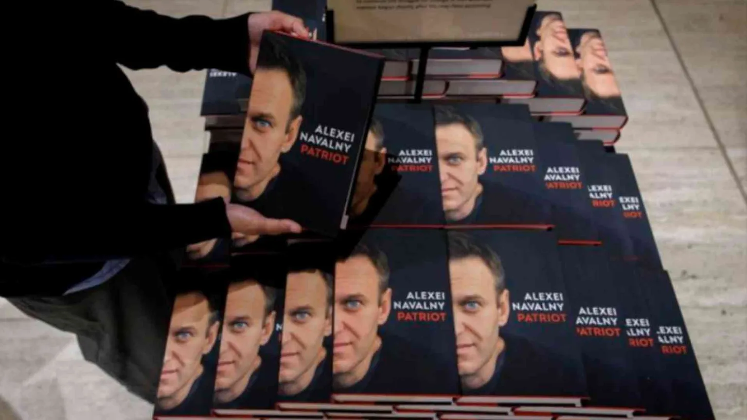 A un anno dalla morte di Navalny, Putin divide e batte ancora l’opposizione