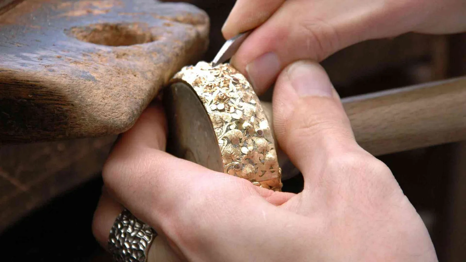 L'oro di Valenza non brilla più: è allarme occupazionale