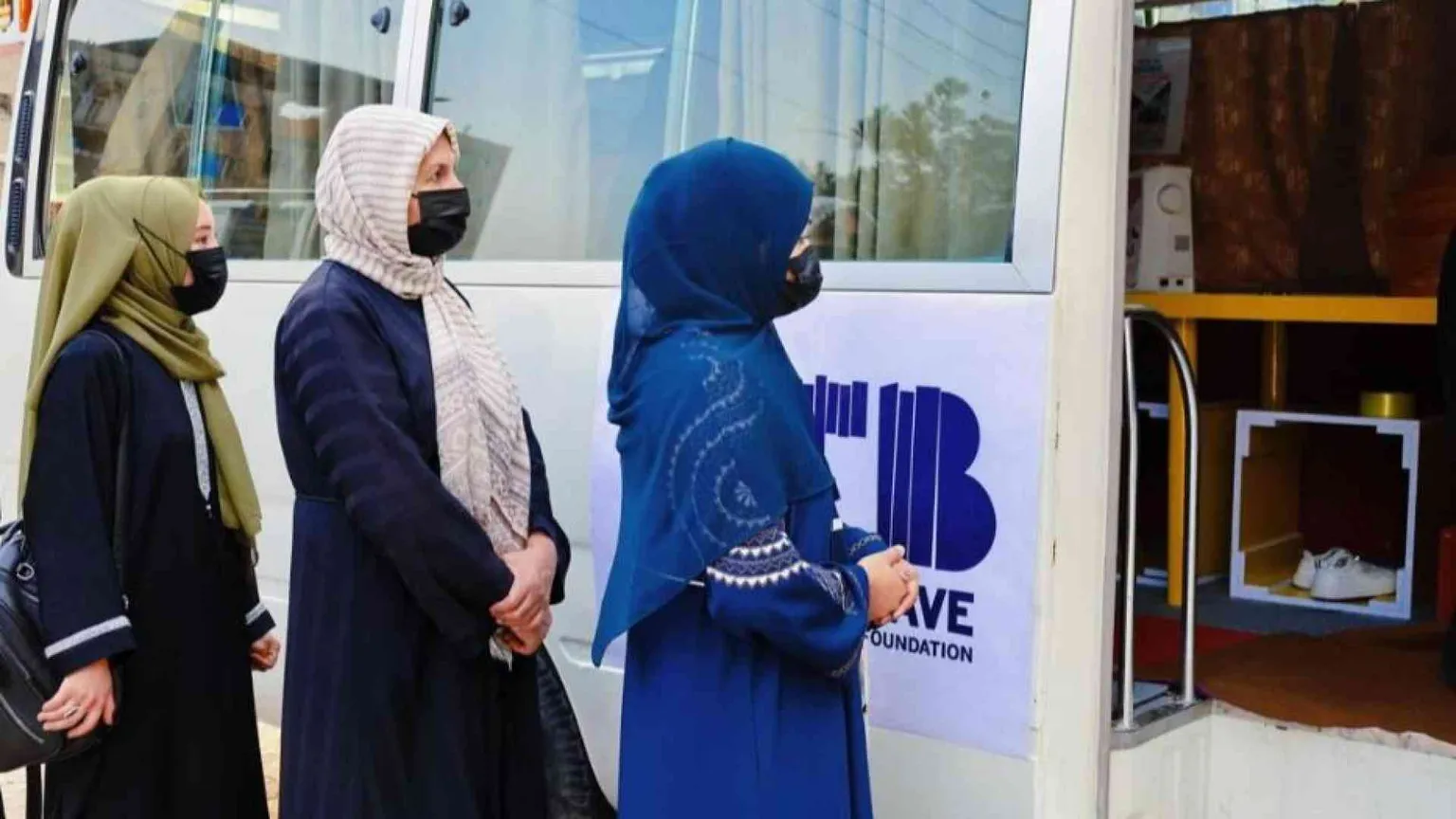 Sarte, panettiere, ricamatrici: il bus che dona un futuro alle donne