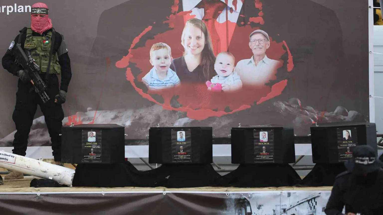 Bare nere per i bimbi, Netanyahu vampiro: l'ultimo macabro show di Hamas