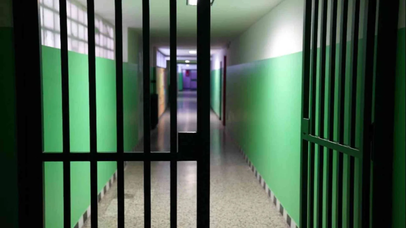 Droga e telefonini nelle nostre carceri: maxi-blitz e 116 indagati