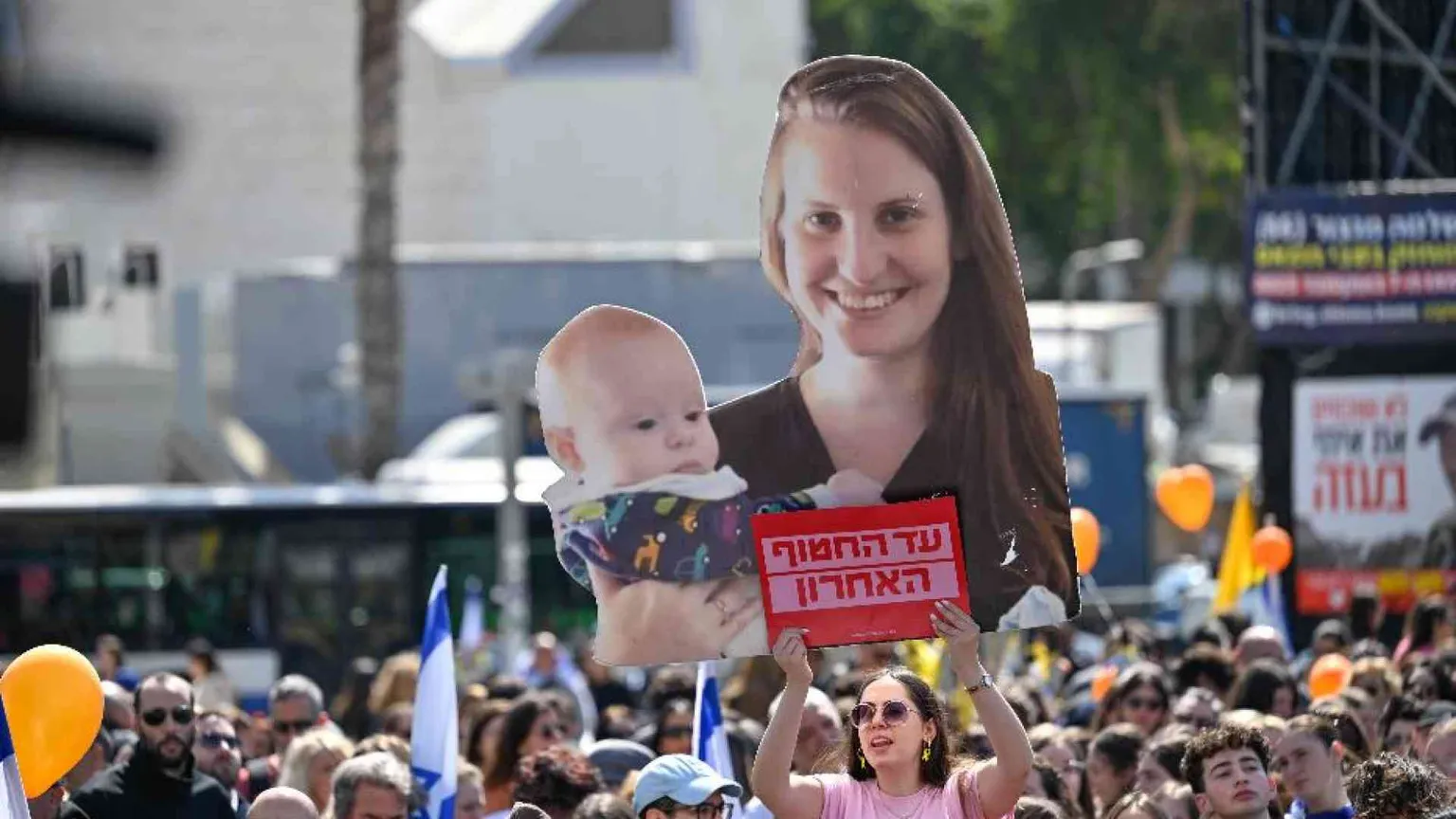 Israele si è fermato per l'addio ai Bibas. «Potevano salvarvi»