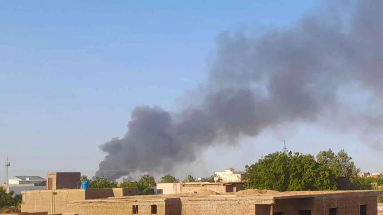 Aereo si schianta sulle case alla periferia di Khartum: 46 i morti