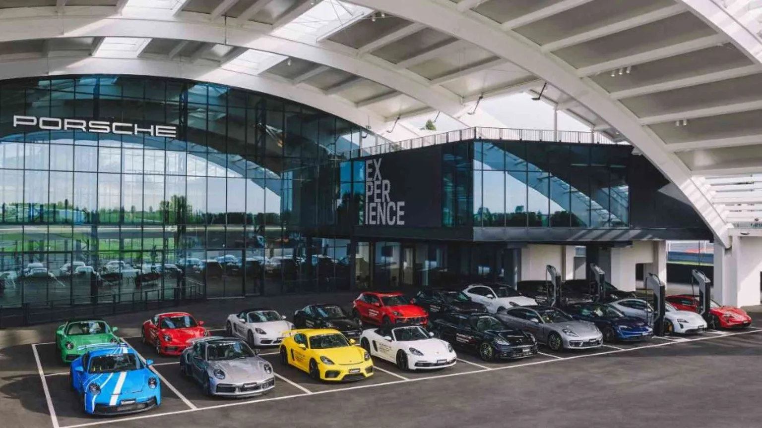Non solo automobili: Porsche ora vende "esperienze"