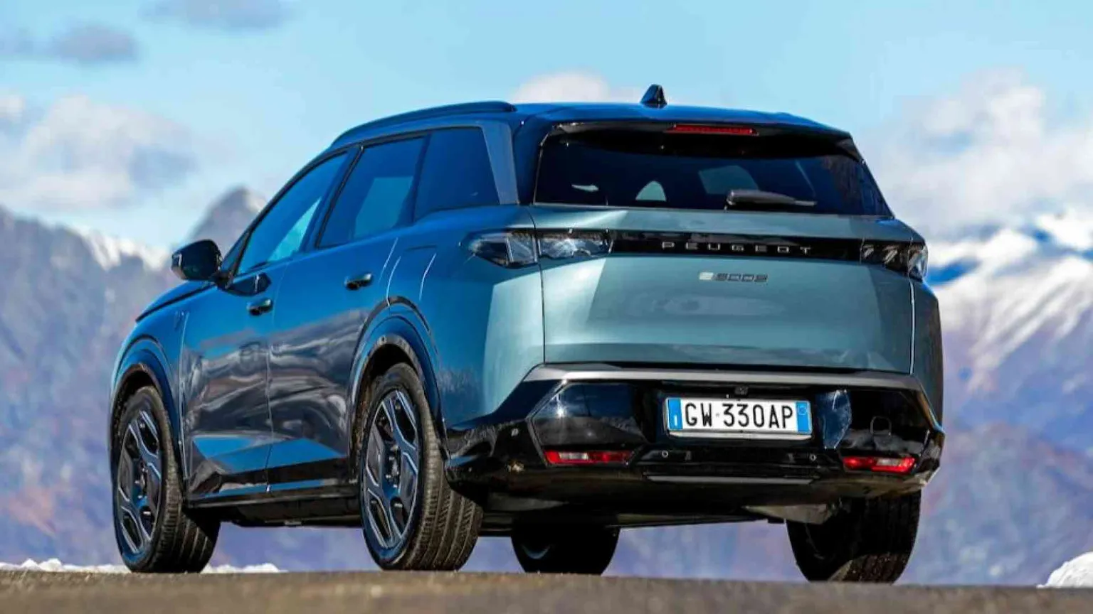 Peugeot e-5008, viaggio nel silenzio a sette posti