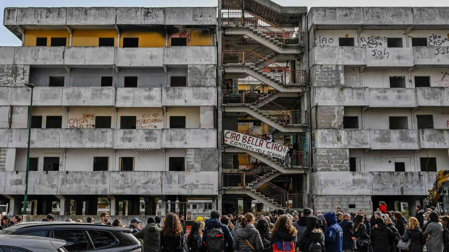 Abbattuta la Vela Gialla: Scampia cancella il “mostro” e progetta il futuro