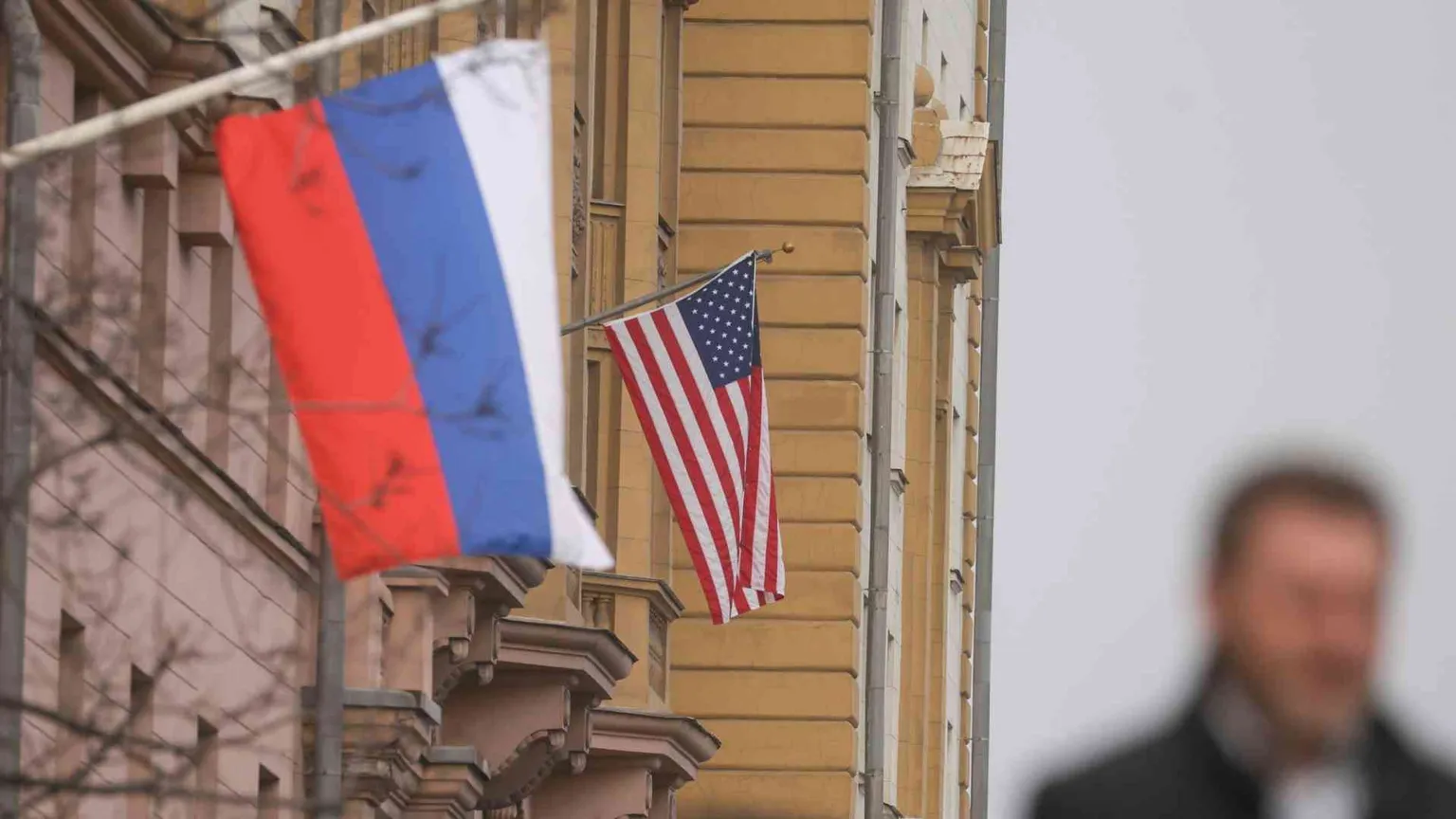 I servizi russi: sventati attentati ucraini con i “profumi-bomba”