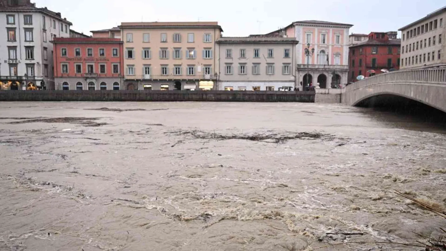 I fiumi in Emilia Romagna e Toscana si stanno abbassando. Resta l'emergenza