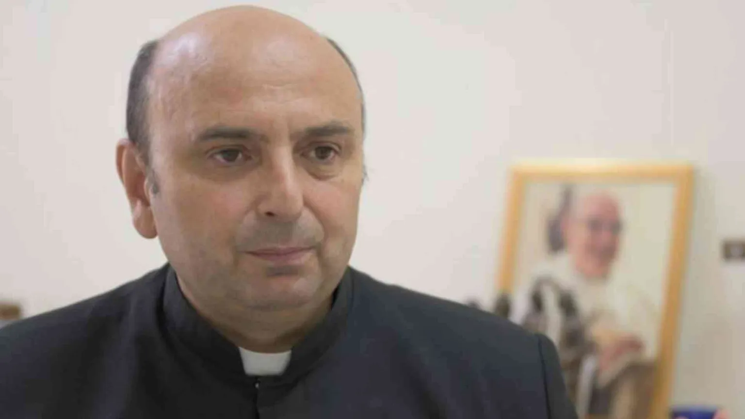 Il parroco di Gaza: «Le bombe, un incubo per i 500 civili che ospitiamo»