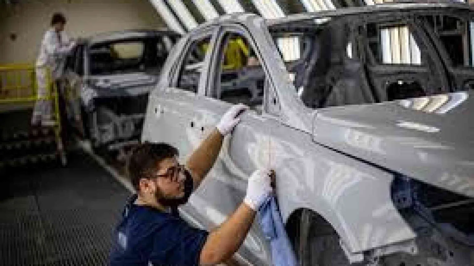 Addio vecchie officine: il carrozziere è un mestiere di alta specializzazione
