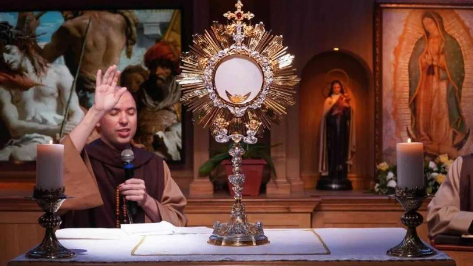 Il Rosario record di frei Gilson: milioni in preghiera alle 4 di mattina