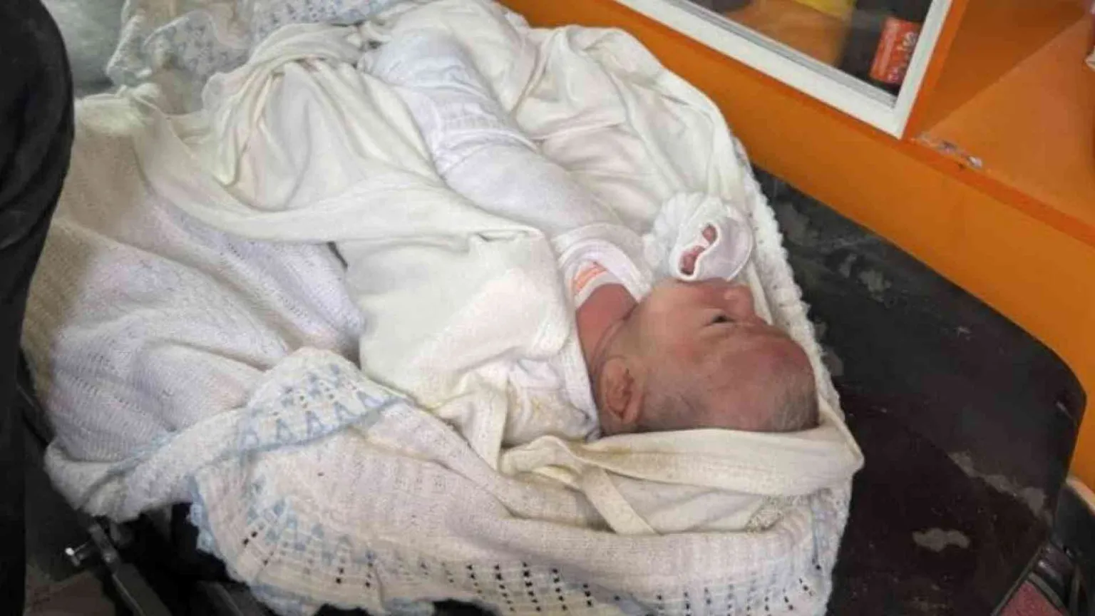 Dall'odio alla speranza: davanti a una neonata estratta viva dalle macerie