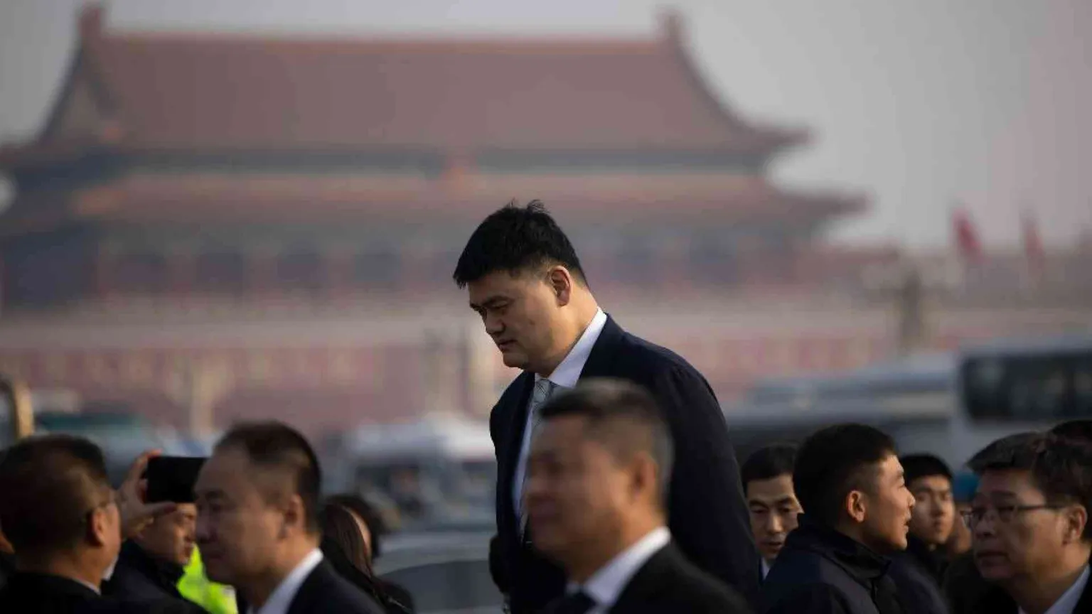 L'ex stella del basket Yao Ming ai ragazzi: spegnete il telefono per 24 ore