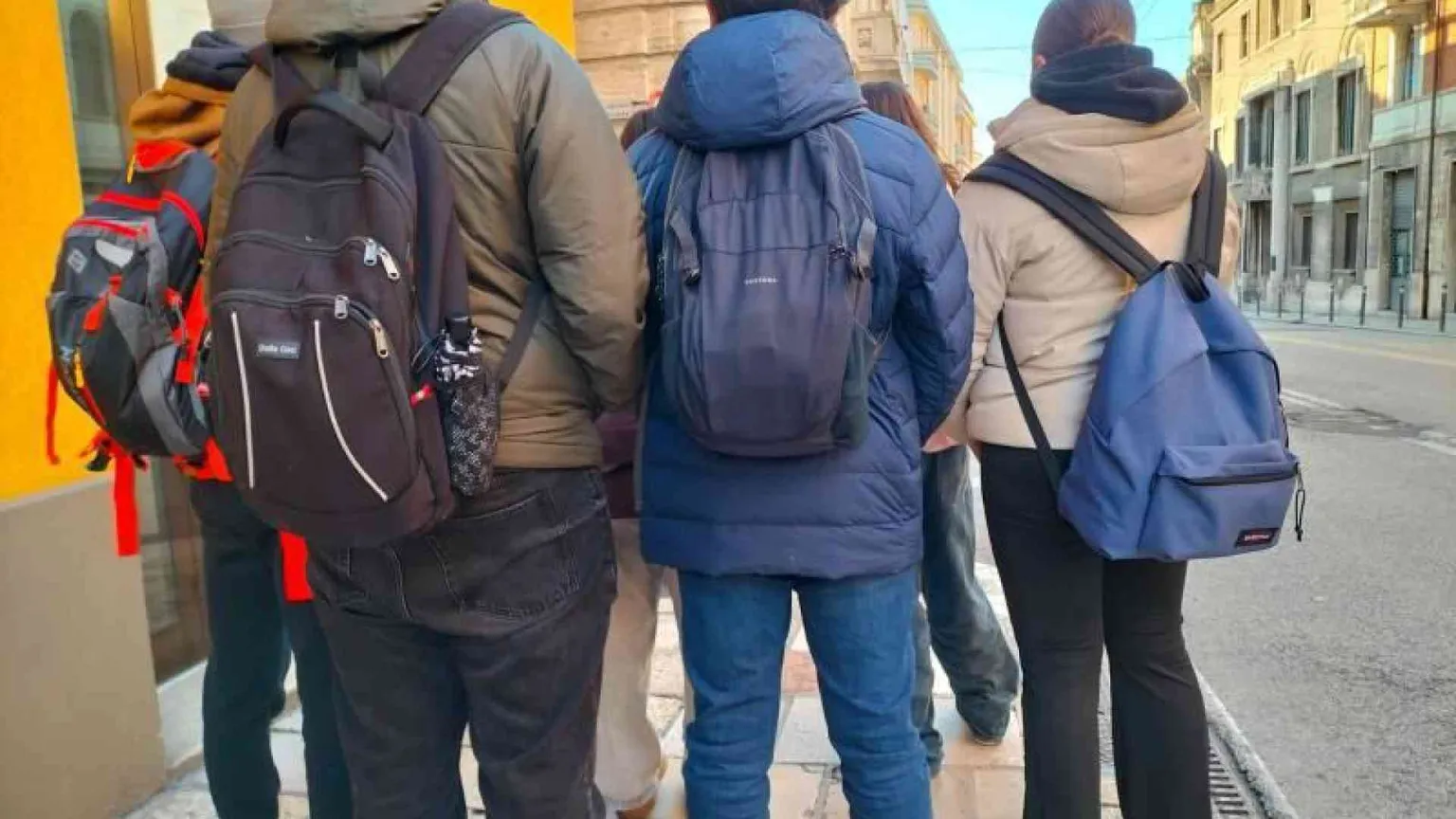 Lo zainetto e 2 euro in tasca per capire com'è essere ultimi