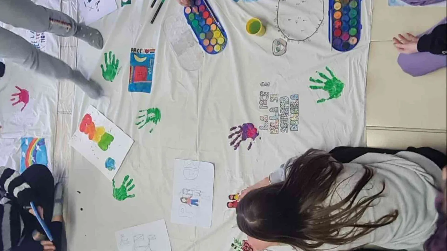 La bandiera della pace da record realizzata da 800 bambini