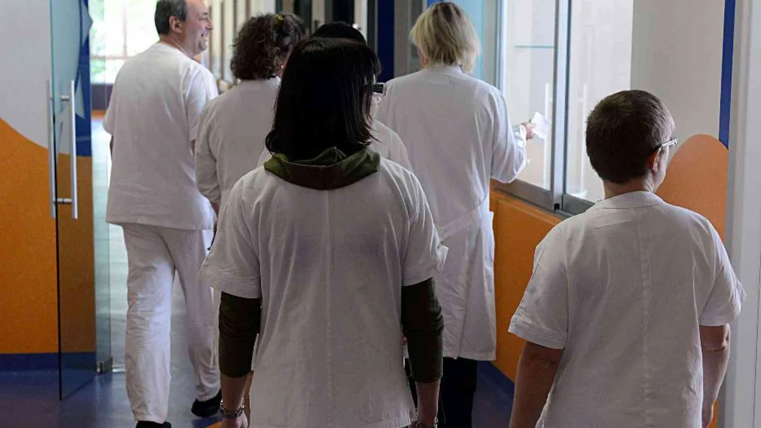 Pochi, malpagati, stanchi: l'emorragia degli infermieri