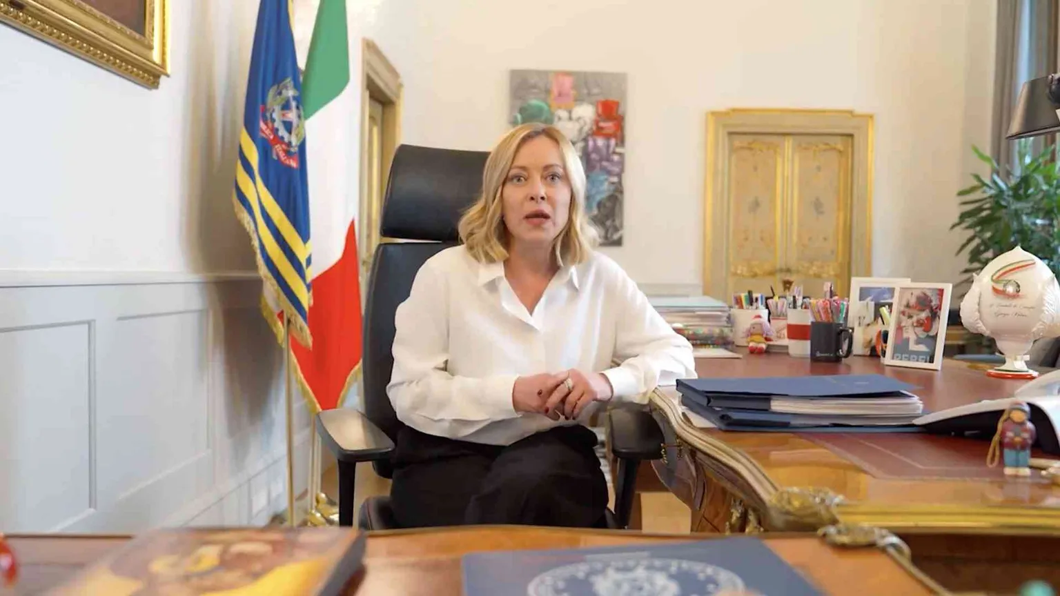 Vertice dei volenterosi a Parigi, Meloni raduna la maggioranza. Il nodo truppe
