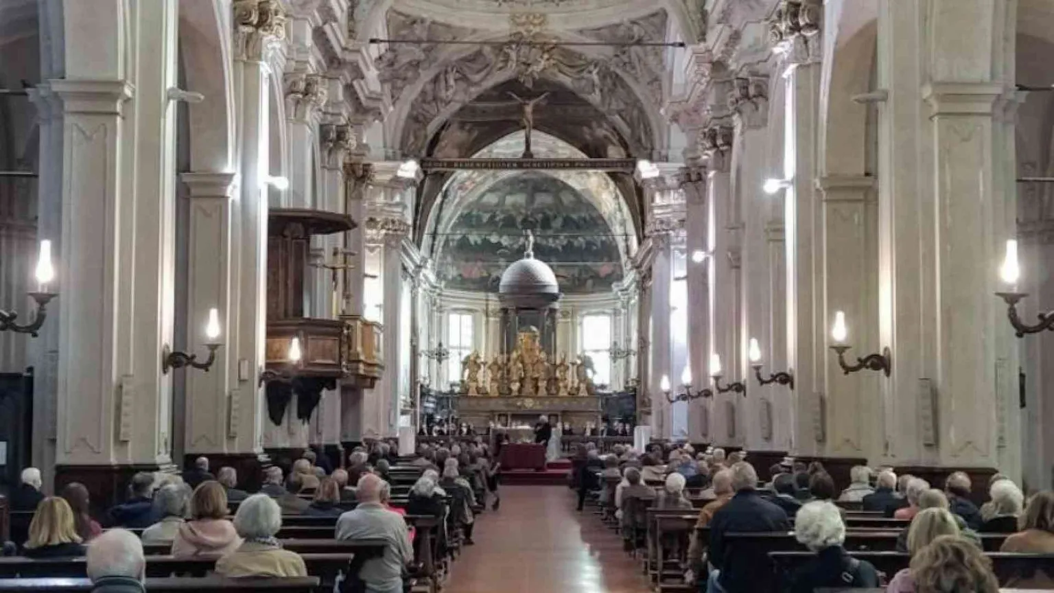 La città? Bella con l’anima. Carità, cultura e silenzio nel cuore della movida