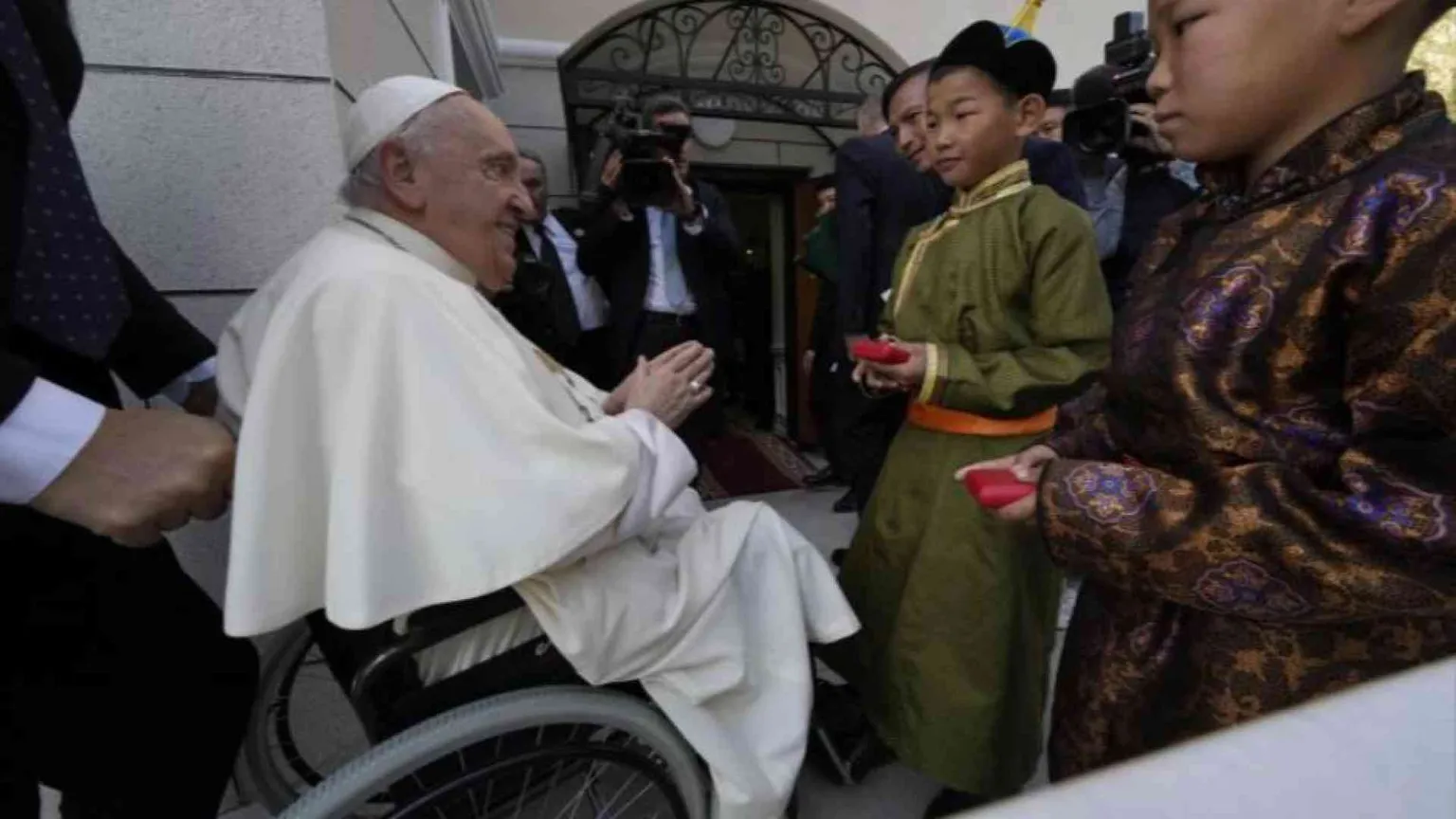 Javier Cercas: «Il mio viaggio con il Papa ai confini del mondo»