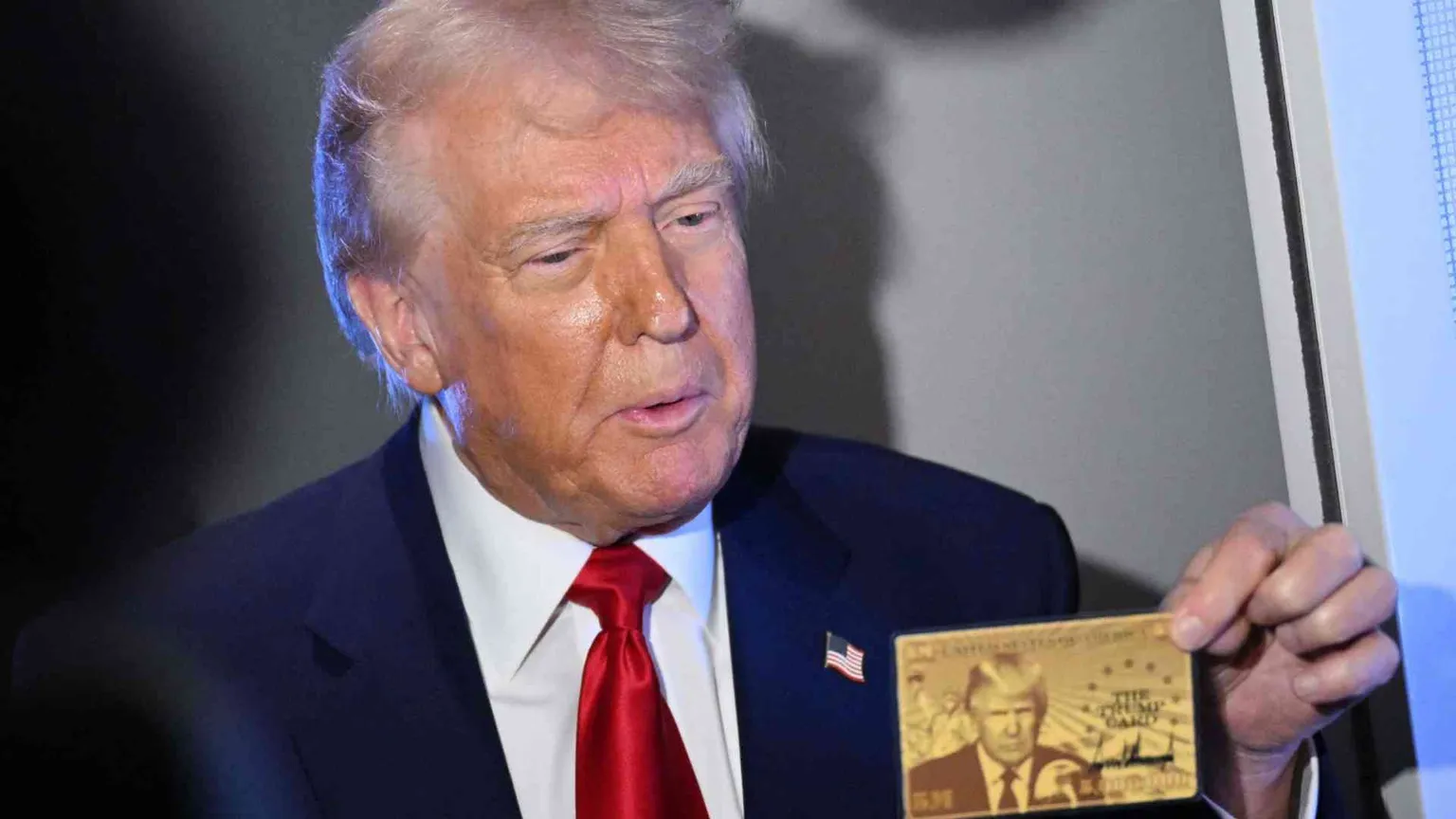 C'è la faccia di Donald Trump sulla carta d'oro per i visti ai supericchi
