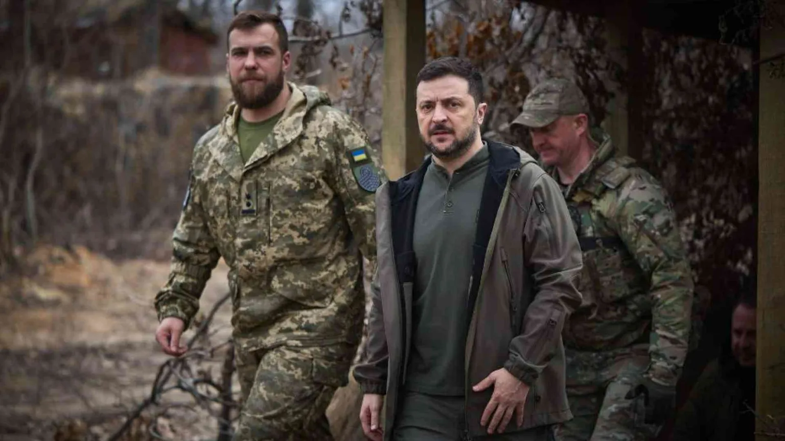 Kiev apre ai compromessi di pace. Zelensky in bilico: chi sono i rivali