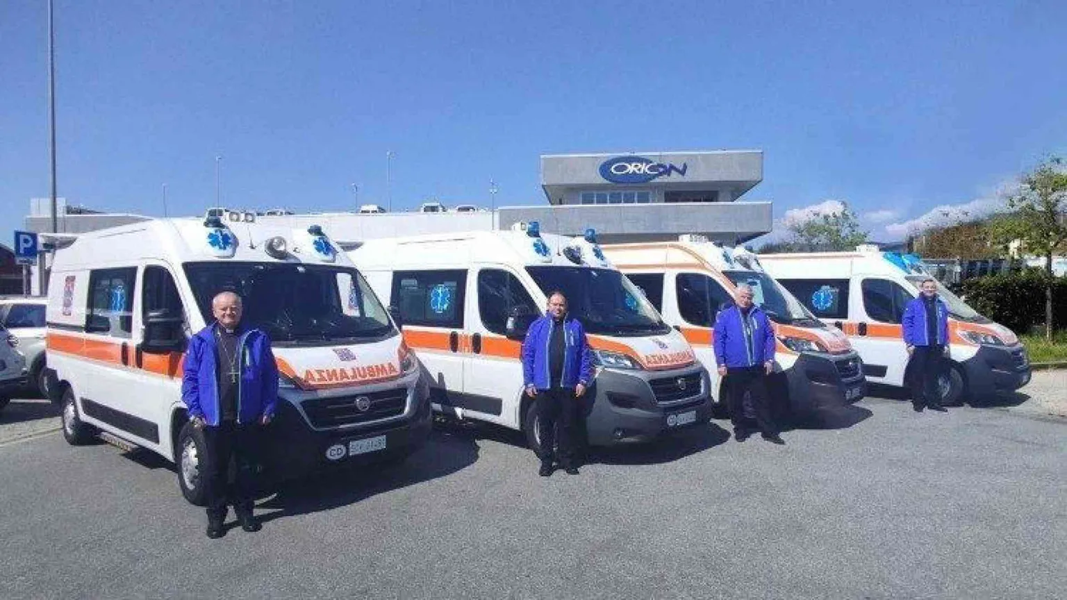 Da Francesco 4 ambulanze per l'Ucraina. «Vicinanza nel tempo di Pasqua»